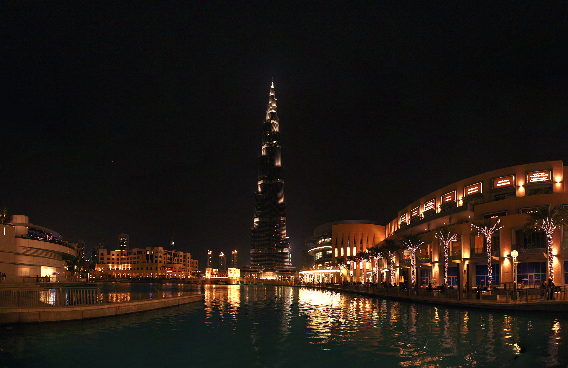 Burj-Khalifa fullview far